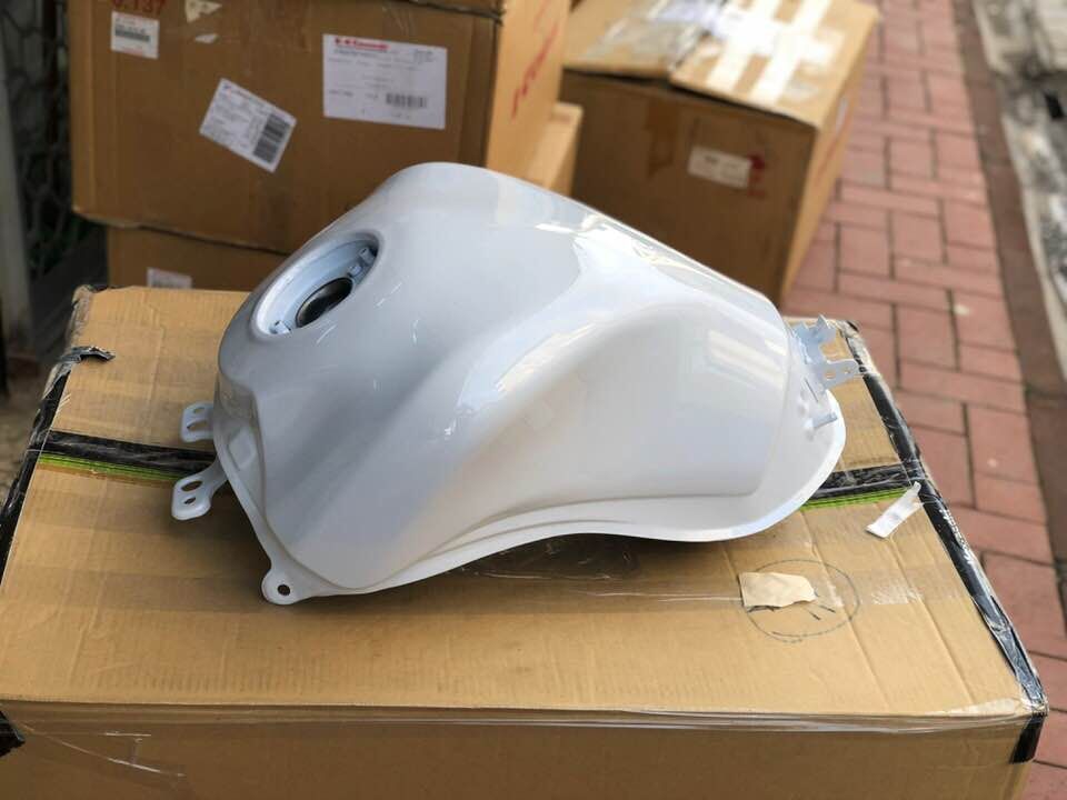 10-13 kawasaki z 1000 depo z 1000 yakıt tankı beyaz renk orijinal