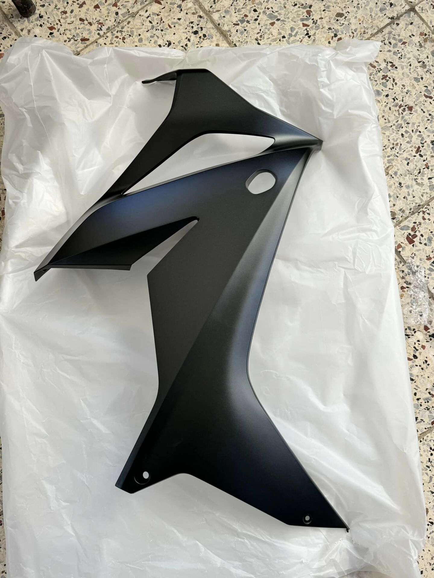 honda cbr 650r sağ grenaj mat siyah renk mavi stickerli orıjınal