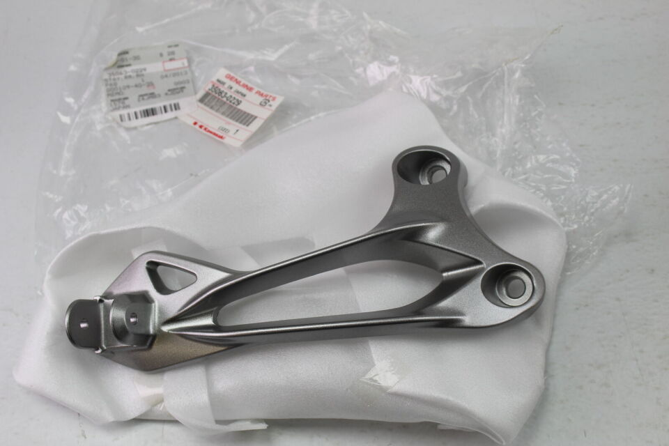 04-07 kawasaki zx10 sağ yolcu braketi zx-10r sağ arka braket